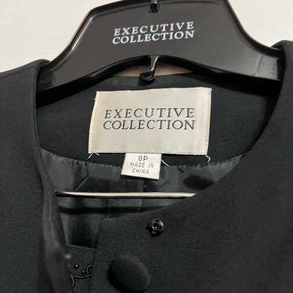 Executive Collection : Woman 2 PC : Blazer & Skirt . Size :8P Black color - Picture 4 of 11